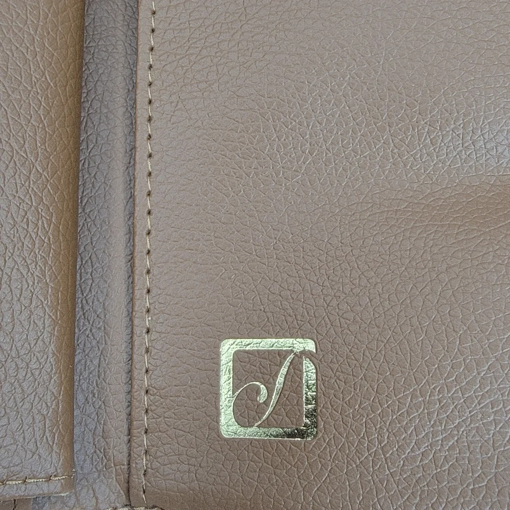 Stone Mountain Accessories Red Leather‎ Wallet/Clutch. P170
